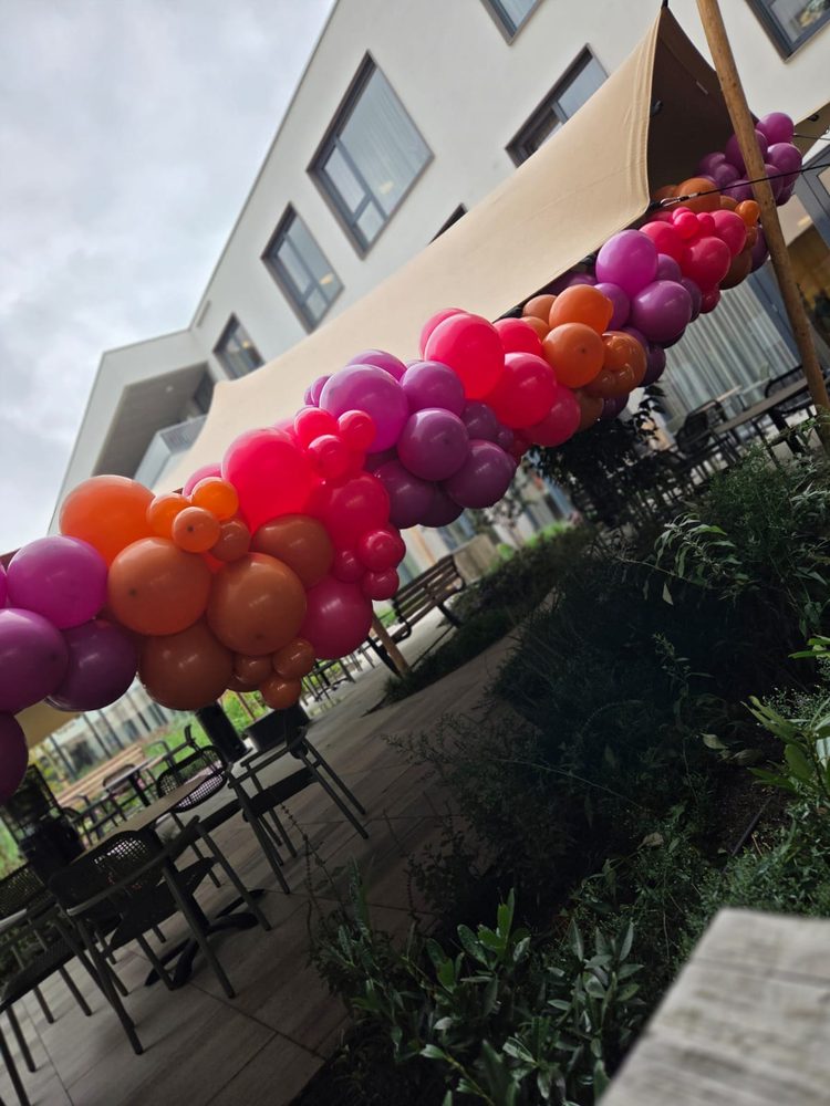Maatwerk ballondecoratie oranje roze buiten Rotterdam